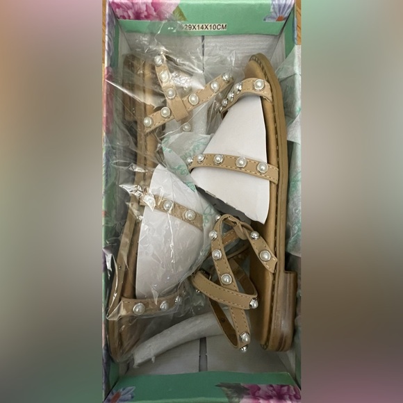 NWT “Forever” Pearl Studded Gladiator Sandals SIZE 8 - Picture 5 of 6